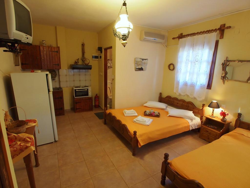 Andromahi Studios Lefokastro Habitación foto